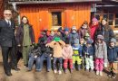 Thorsten Frech mit Kindern und Erzieherinnen der Lta Riederstraße bei der Spendenübergabe im Freien