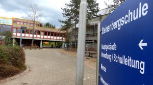 Hinweisschild und Blick auf die Steinenbergschule Hedelfingen