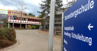 Hinweisschild und Blick auf die Steinenbergschule Hedelfingen