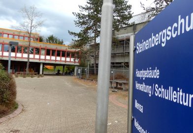 Hinweisschild und Blick auf die Steinenbergschule Hedelfingen