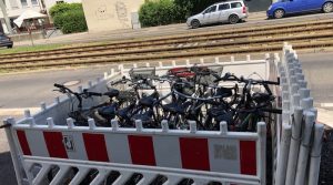 Fahrräder zwischen Baustellenabsperrungen an der Hedelfinger Straße in Wangen