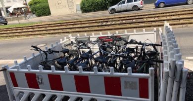Fahrräder zwischen Baustellenabsperrungen an der Hedelfinger Straße in Wangen