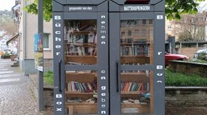 Zwei ehemalige Telefonzellen voller Bücher am Wangener Marktpülax
