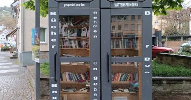 Zwei ehemalige Telefonzellen voller Bücher am Wangener Marktpülax
