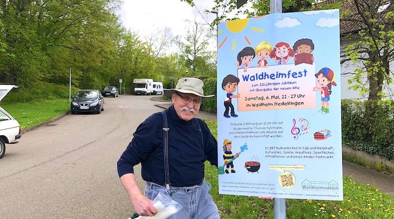 Paul Wurm beim Aufhängen eines Waldheimfest-Plakats