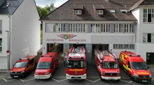 5 Feuerwehrfahrzeuge vor dem Magazin der Feuerwehr Rohracker