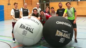 Kin-Ball-Sportler des SV Sillenbuch mit zwei Bällen in der Sporthalle