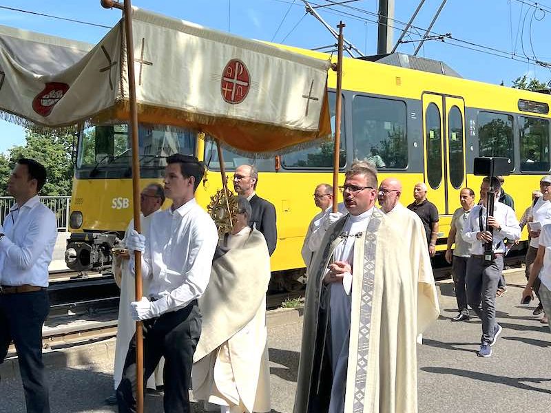 St. Urban Stuttgart Fronleichnam 2022 Prozession über den Neckar