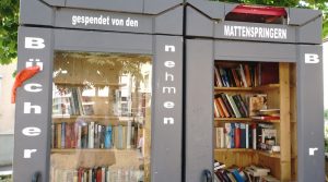 Bücherbox am Wangener Marktplatz rechts ohne Scheibe am 2.7.2023