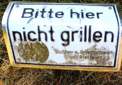 Umgebogenes Schild „Bitte hier nicht grillen”