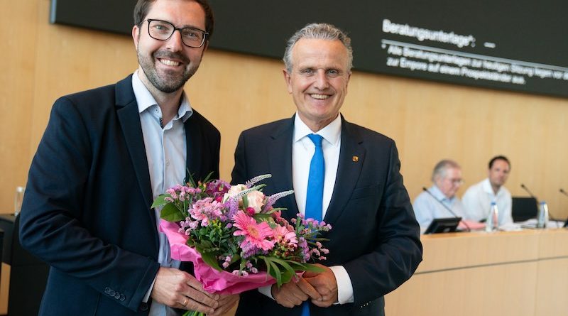 Julian Schahl und OB Fank Nopper im großen Sitzungssaal des Stuttgarter Rathauses am 20.7.2023