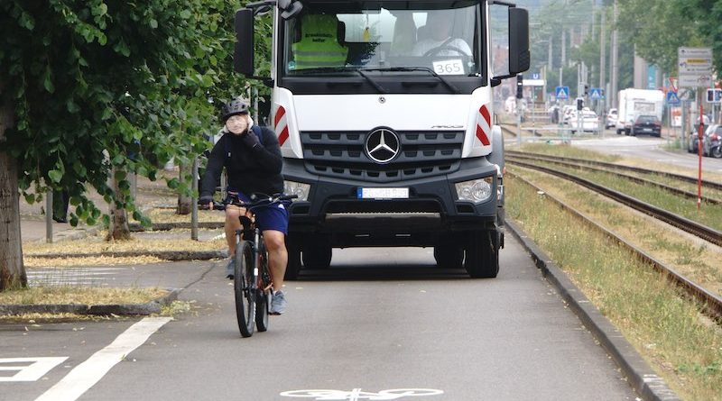 Radfahrer vor LKW auf Hedelfinger Straße mit Fahrradpiktogramm