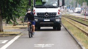 Radfahrer vor LKW auf Hedelfinger Straße mit Fahrradpiktogramm