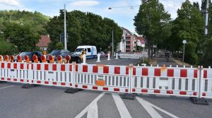 Baustellengitter versperren die Fahrt zwischen Unter- und Obertürkheim