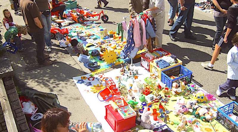 Flohmarktstände von Kindern