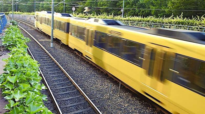 Eine Stadtbahn fährt aus der U-Haltestelle Silberwald in Richtung Ruhbank