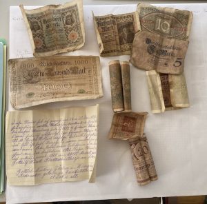 Brief und Geld aus einer Flaschenpost