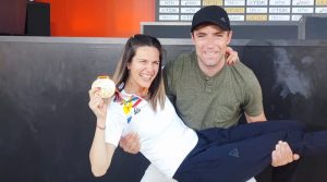Max Kottmann trägt „seine” Bronzemedaillengewinnerin Alina auf Händen