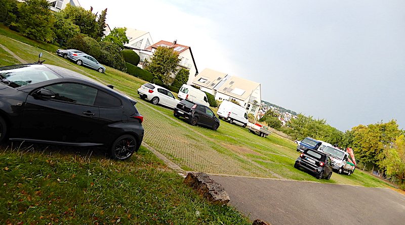 Blick über den Parkplatz beim Ostfilderfriedhof Sillenbuch und parkende Autos in Richtung Höhenringweg