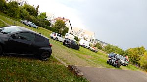 Blick über den Parkplatz beim Ostfilderfriedhof Sillenbuch und parkende Autos in Richtung Höhenringweg