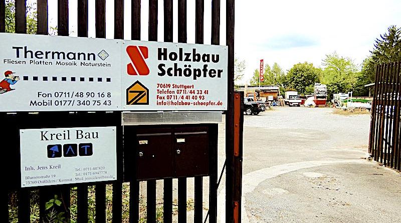 Blick durchs Tor auf den Bauhof örtlicher Handwerker am Schwarzäckerweg in Heumaden-Süd