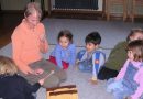 Flottweg Musikgarten: Kinder sitzen im Kreis und musizieren