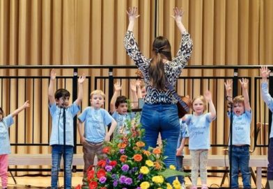 Liederkranz Heumaden Kinderchor - Kinder singen und recken die Hände in die Höhe