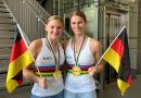 Selina Marquardt und Helen Vordermeier mit Deutschland-Fahnen