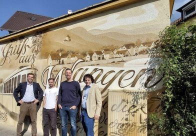 Arvid Blume, Moritz Vachenauer alias „Glück“, Sebastian Bürkle sowie Jakob Bubenheimer vor Graffiti am Trafohäuschen Hedelfinger Straße 3 in Wangen