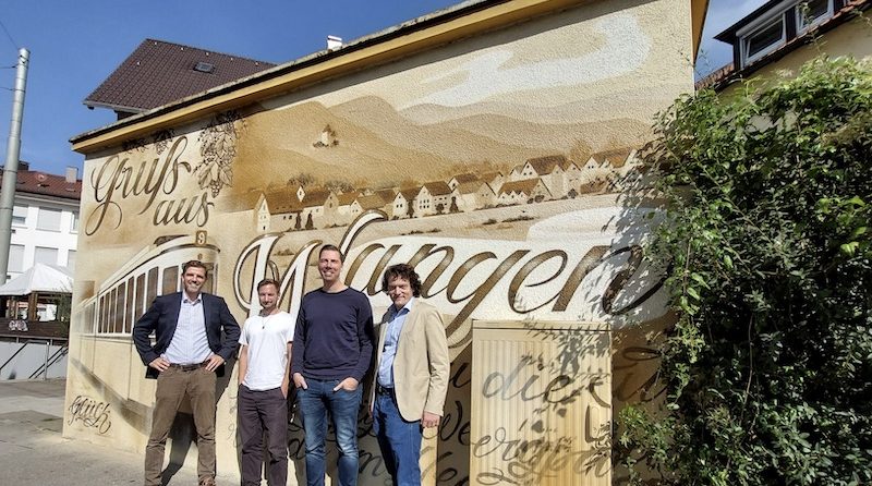 Arvid Blume, Moritz Vachenauer alias „Glück“, Sebastian Bürkle sowie Jakob Bubenheimer vor Graffiti am Trafohäuschen Hedelfinger Straße 3 in Wangen