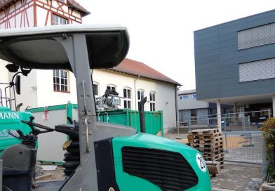 grüner Bagger auf der Baustelle vor der Wilhelmsschule Wangen