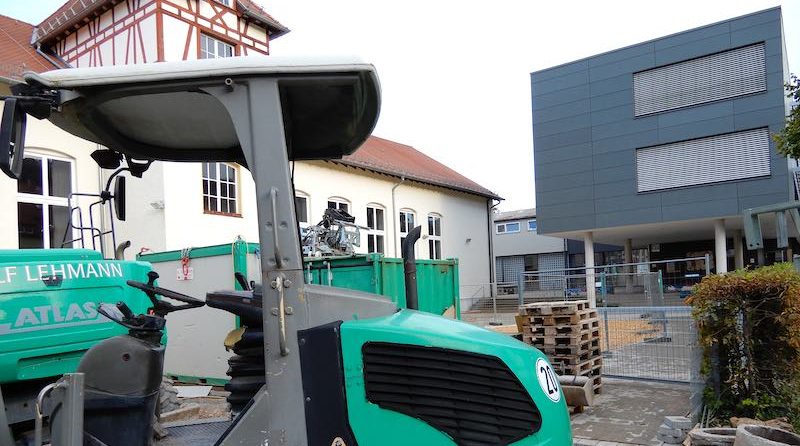 grüner Bagger auf der Baustelle vor der Wilhelmsschule Wangen