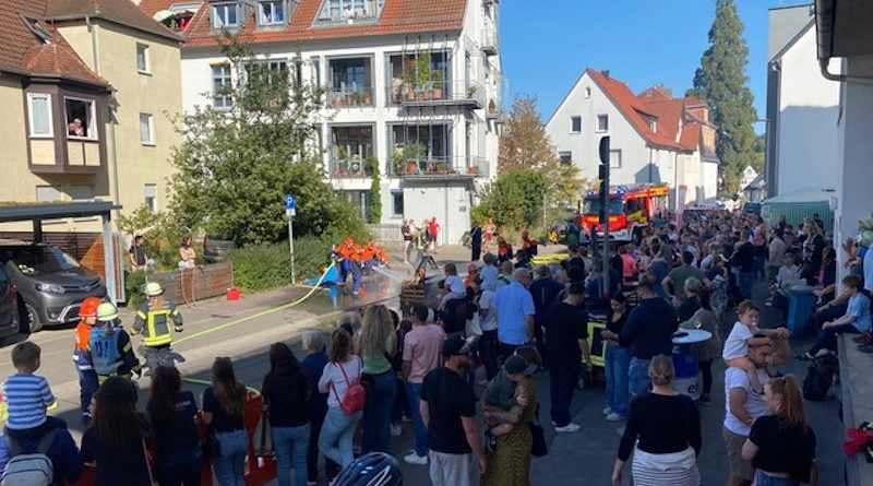 Besucher des Feuerwehrfestes beobachten eine Übung auf der Tiefenbachstraße in Rohracker