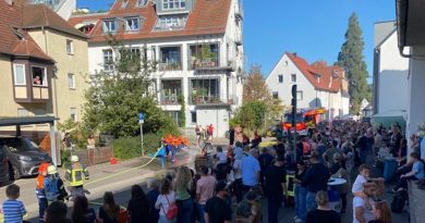 Besucher des Feuerwehrfestes beobachten eine Übung auf der Tiefenbachstraße in Rohracker
