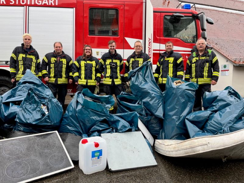 Die Freiwillige Feuerwehr Wangen füllte bei der Herbst-Putzete viele Säcke mit Müll