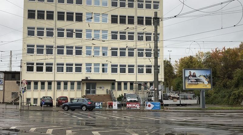 Blick über die Kreuzung auf das Gebäude Inselstraße 33