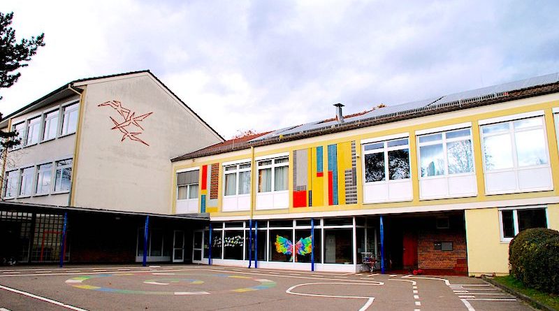 Blick über den Schulhof auf die Pfingstweideschule in Ostfildern-Kemnat