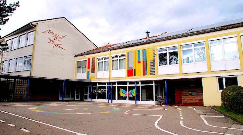 Blick über den Schulhof auf die Pfingstweideschule in Ostfildern-Kemnat