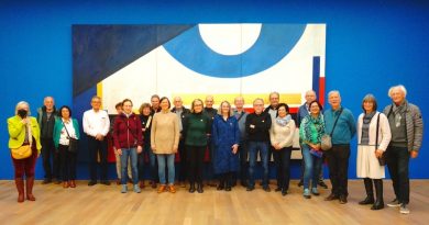 Besuchergruppe in Hajek-Ausstellung im Kunstmuseum Stuttgart