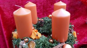 Adventskranz mit vier roten Kerzen