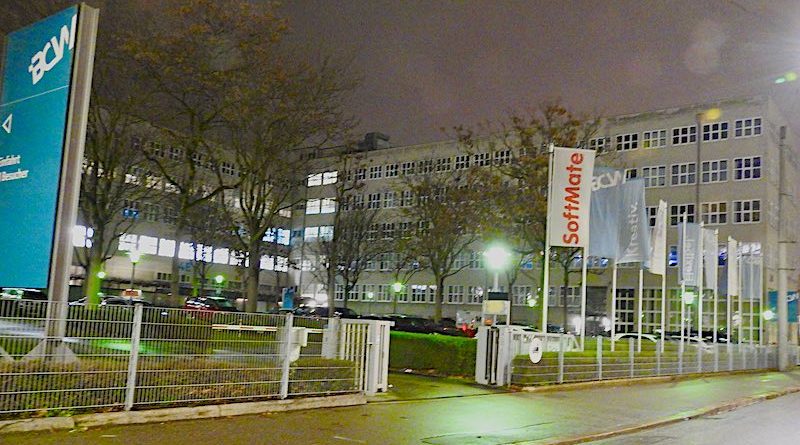 Blick von der Hedelfinger Straße auf den Bürocampus Wangen am Abend des 14.12.2023