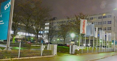 Blick von der Hedelfinger Straße auf den Bürocampus Wangen am Abend des 14.12.2023