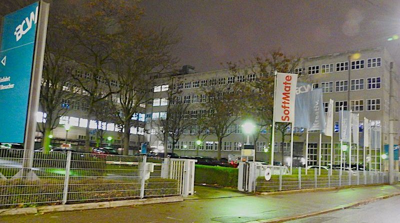 Blick von der Hedelfinger Straße auf den Bürocampus Wangen am Abend des 14.12.2023