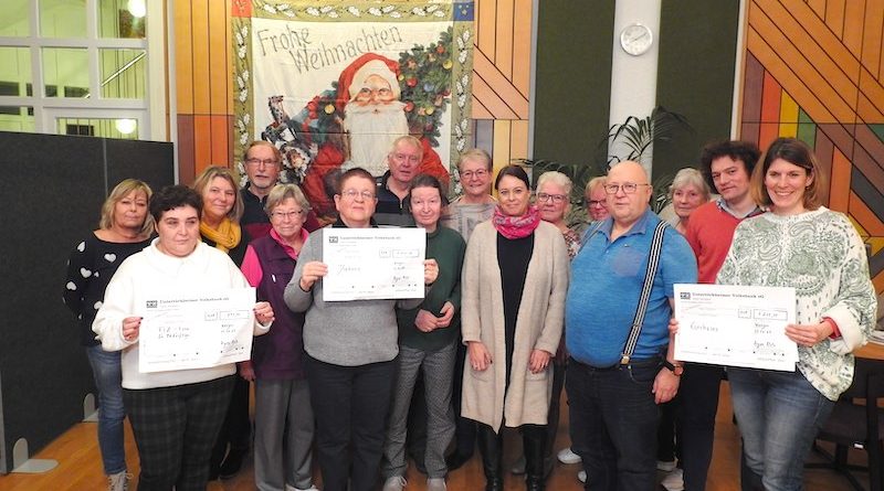 Weihnachtsmarkt-Unterstützer und Spendenempfänger in der Begegnungsstätte am 11.12.2023