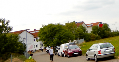 Blick von der Bernsteinstraße zum Asyldorf in Heumaden