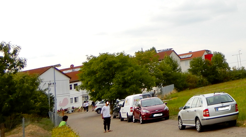 Blick von der Bernsteinstraße zum Asyldorf in Heumaden