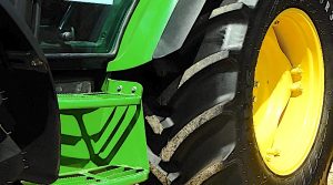 Reifen auf gelber Felge an grünem Traktor