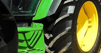 Reifen auf gelber Felge an grünem Traktor