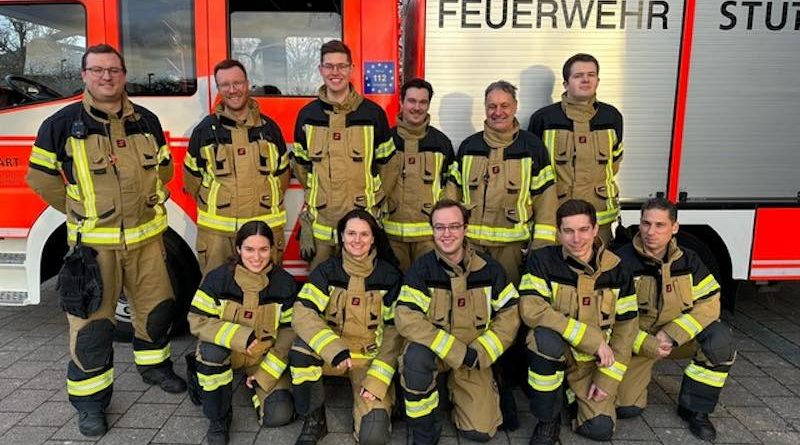 Riedenberger Feuerwehrler präsentieren ihre neue Uniformen