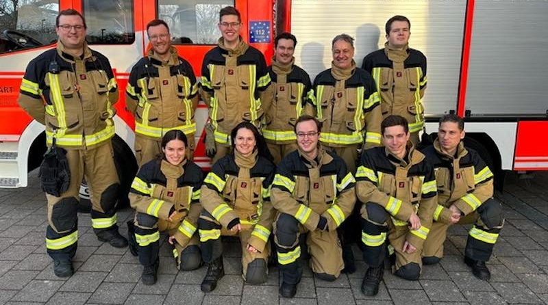 Riedenberger Feuerwehrler präsentieren ihre neue Uniformen
